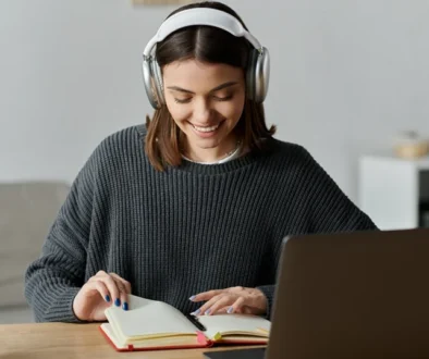 Kobieta ucząca się hiszpańskiego online przez komputer