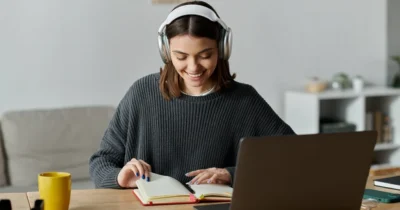 Kobieta ucząca się hiszpańskiego online przez komputer