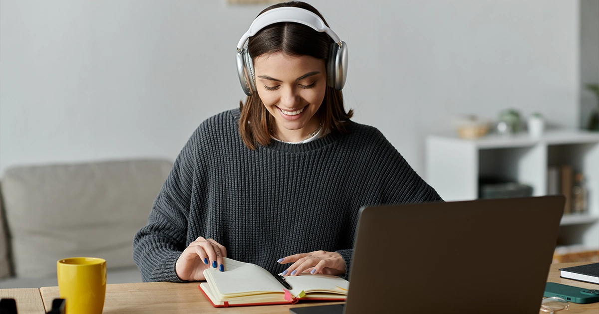 Kobieta ucząca się hiszpańskiego online przez komputer